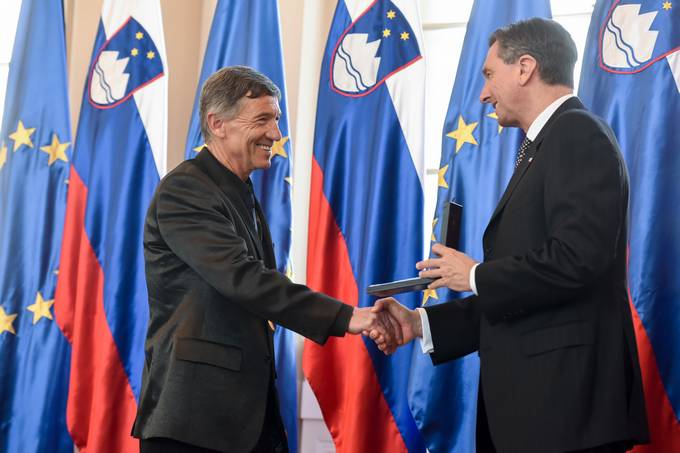 Predsednik Republike Slovenije Borut Pahor je Lojzetu Kosu vroil odlikovanje medaljo za zasluge na slovesnosti v Predsedniki palai